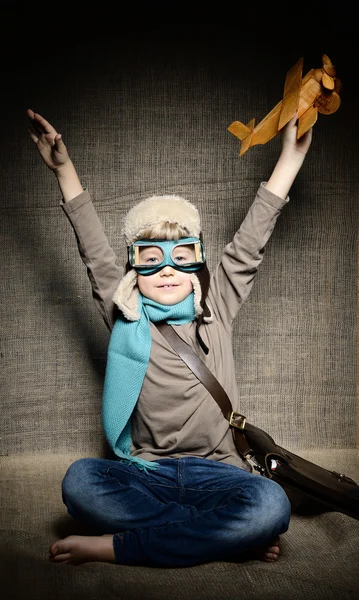 おもちゃの飛行機で遊ぶ男の子 — ストック写真