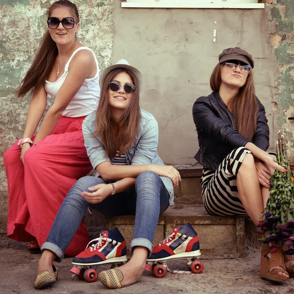 Flickor som har kul utomhus — Stockfoto