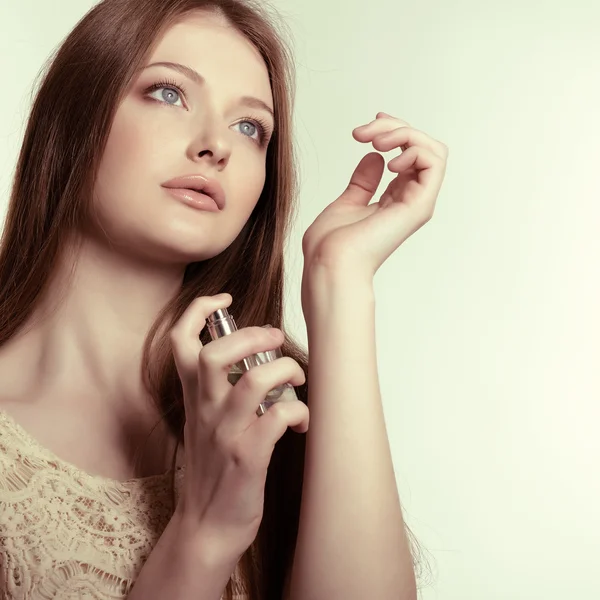 Mujer sosteniendo perfume —  Fotos de Stock