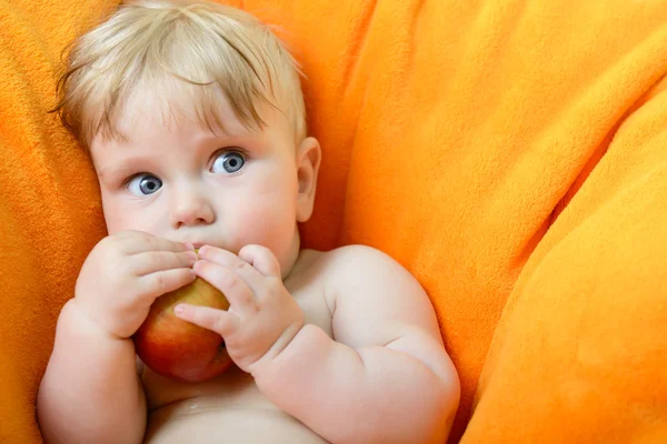 赤ちゃんオレンジ格子縞横になっています。 — ストック写真