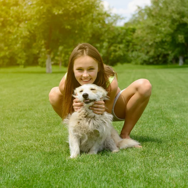 Kız köpekle oynuyor. — Stok fotoğraf