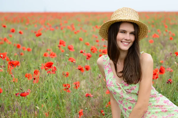 Vrouw in stro hoed — Stockfoto