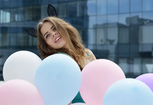 Mulher bonito feliz com balões — Fotografia de Stock