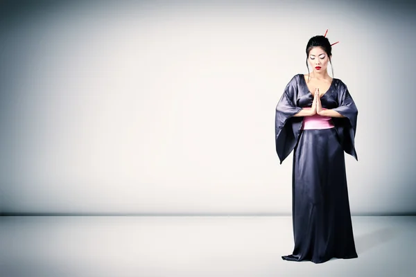 Morena mujer en kimono —  Fotos de Stock