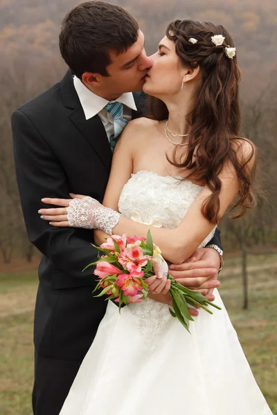 Joven pareja de boda — Foto de Stock