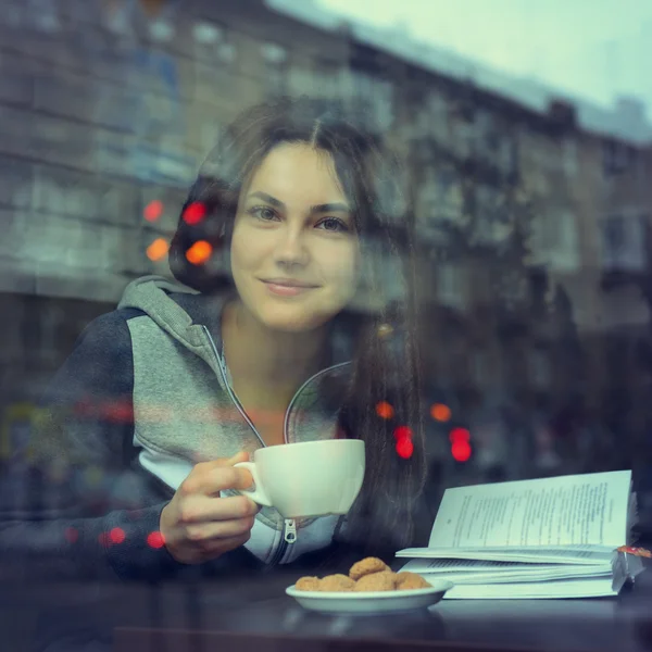 Nastolatek dziewczyna w lokalu city café — Zdjęcie stockowe