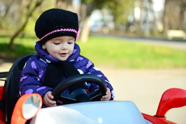 Gadis kecil mengemudi mobil — Stok Foto