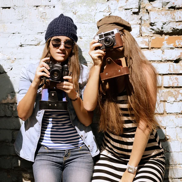 Gadis dengan kamera vintage — Stok Foto