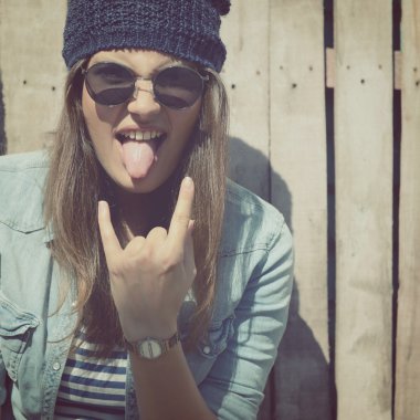 serin kız el hareketi