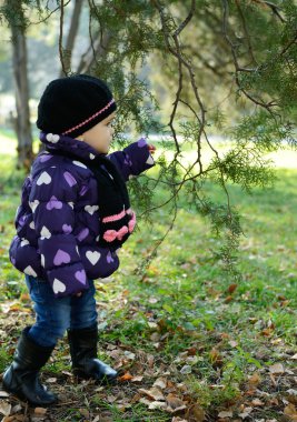 sonbahar parkta oynayan kız