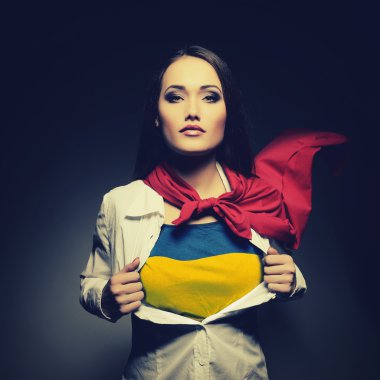 Süper kadın Ukrayna bayrağı ile