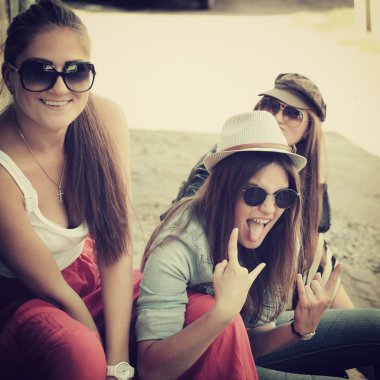 güzel kızlar eğleniyor