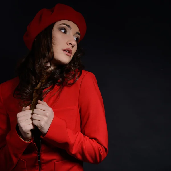 Menina em terno vermelho e boina — Fotografia de Stock