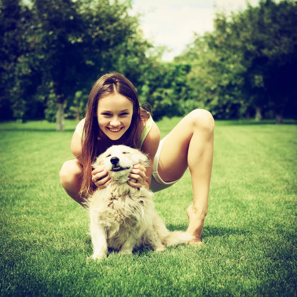 Kız köpekle oynuyor. — Stok fotoğraf