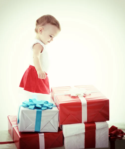 Entzückendes Baby mit Geschenken — Stockfoto
