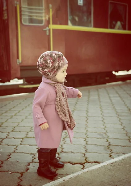 Дівчина на вокзалі — стокове фото