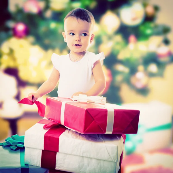 Adorable bebé con regalos — Foto de Stock