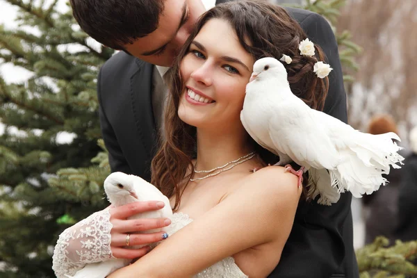 Wedding couple with pigeons — Stock Photo, Image
