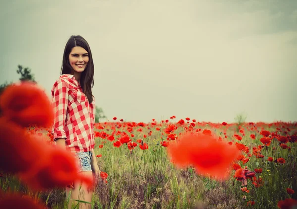 Woman in poppy field — Stock Photo, Image