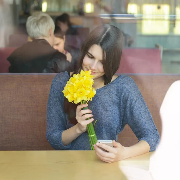 Žena s jarní květy — Stock fotografie