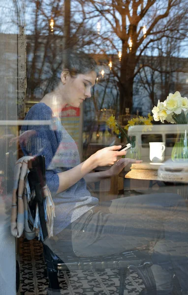 Młoda kobieta za pomocą smartfona — Zdjęcie stockowe