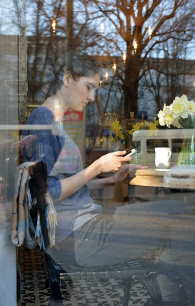 Junge Frau nutzt Smartphone — Stockfoto