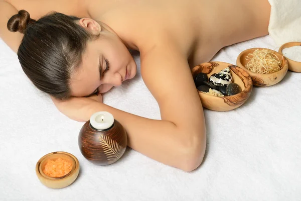 Femme dans le salon de beauté spa — Photo