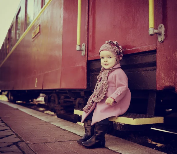 Niña en la estación de tren — Foto de Stock