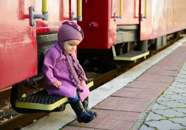 Gadis kecil di stasiun kereta api — Stok Foto