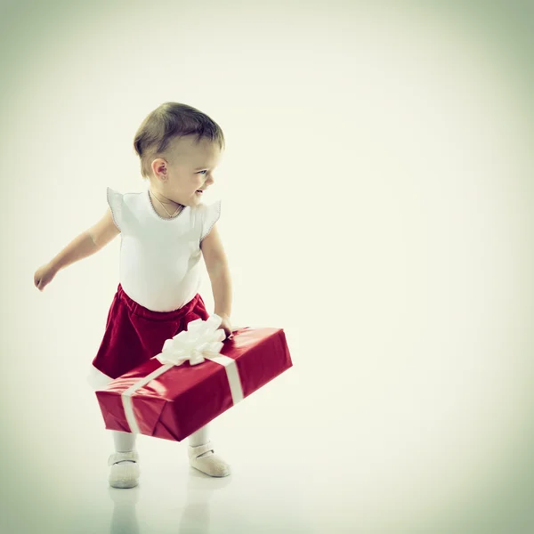 Aranyos lány karácsonyi ajándékokat — Stock Fotó