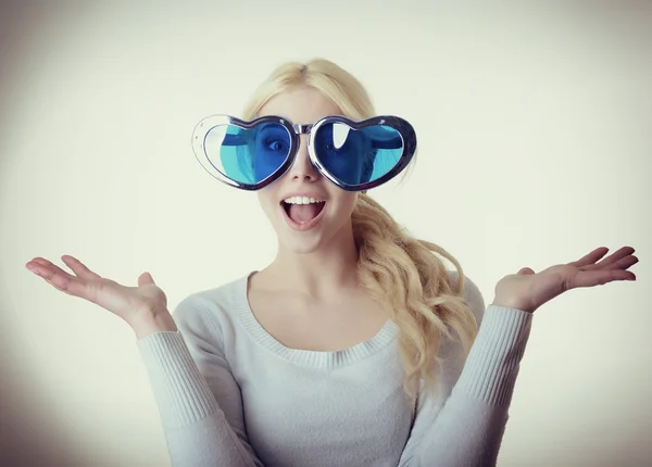 Frau mit blauer Brille — Stockfoto