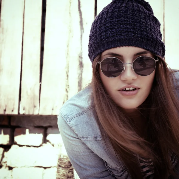Cool tjej i solglasögon — Stockfoto