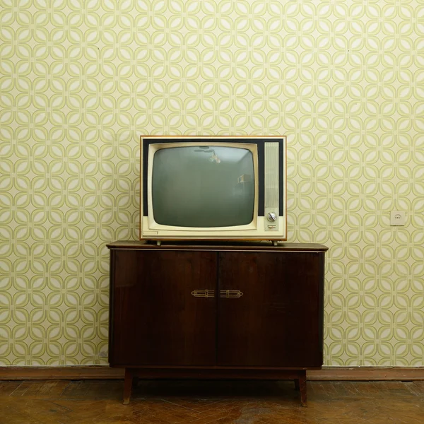 Quarto antigo com retro tv — Fotografia de Stock