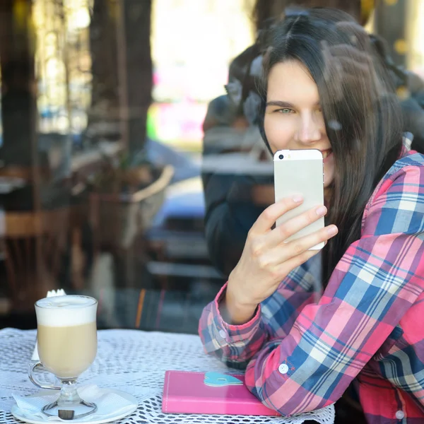 Junge Frau nutzt Smartphone — Stockfoto