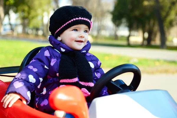 Küçük kız sürüş araba — Stok fotoğraf