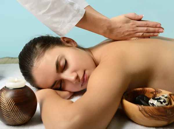 Mujer en salón de spa de belleza — Foto de Stock