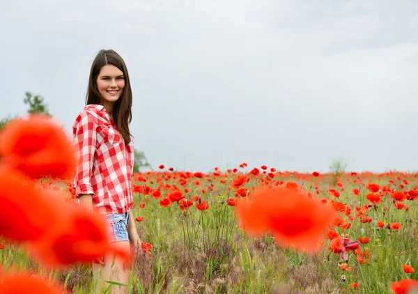 Mujer en el campo de amapola —  Fotos de Stock