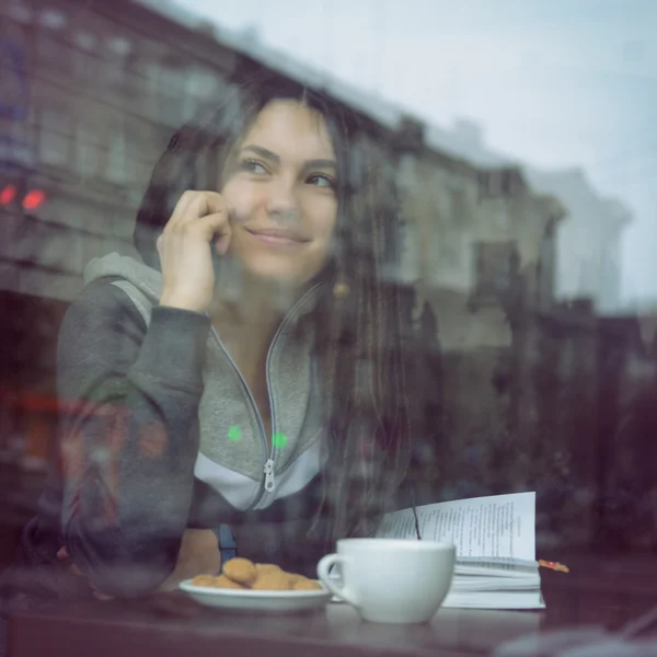 Nastolatek dziewczyna w lokalu city café — Zdjęcie stockowe