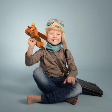 Çocuk oyuncakla oynuyor