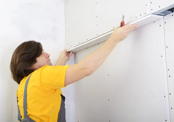 Reparateur werkt met droge-stenen muur — Stockfoto