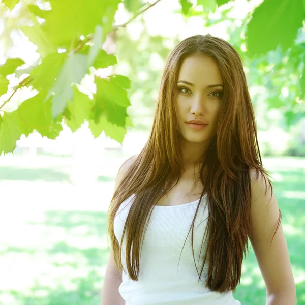 Chica en el parque de verano — Foto de Stock