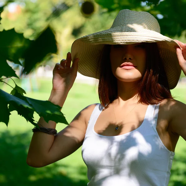 Woman in summer park — Stock Photo, Image