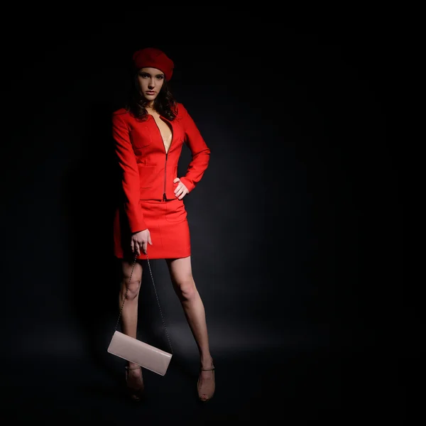 Девушка в красном костюме и берете — стоковое фото