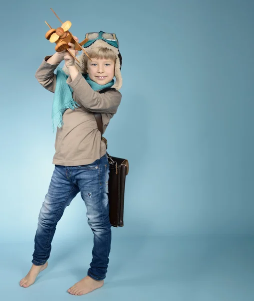 Junge spielt mit Spielzeug — Stockfoto