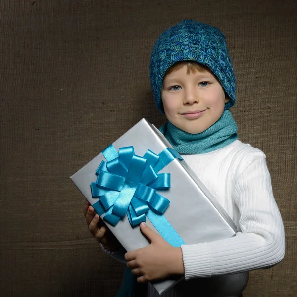 Щасливий хлопчик з подарунком — стокове фото