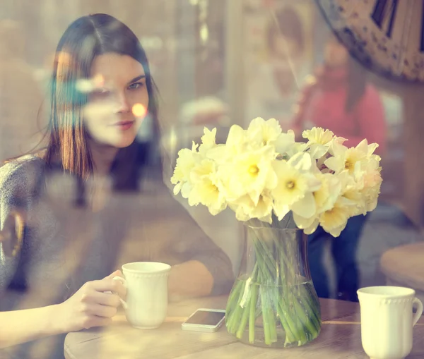 bahar çiçekleri olan kadın