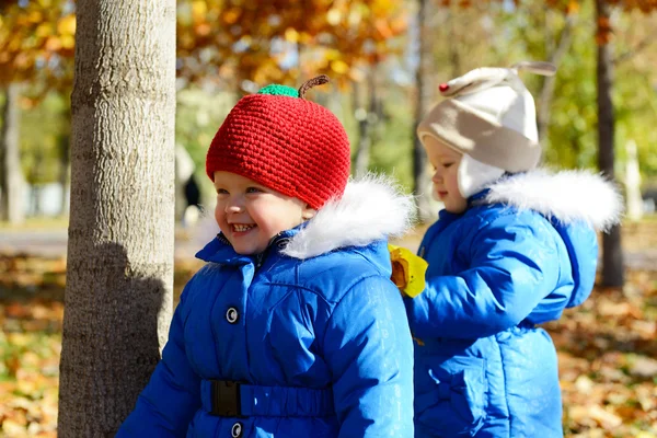 Söt flickor leker i parken — Stockfoto