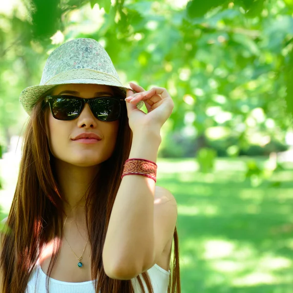 Mulher da moda no parque de verão — Fotografia de Stock