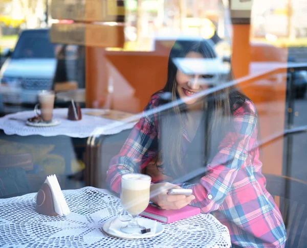 Kobieta w miejskich kawiarni — Zdjęcie stockowe