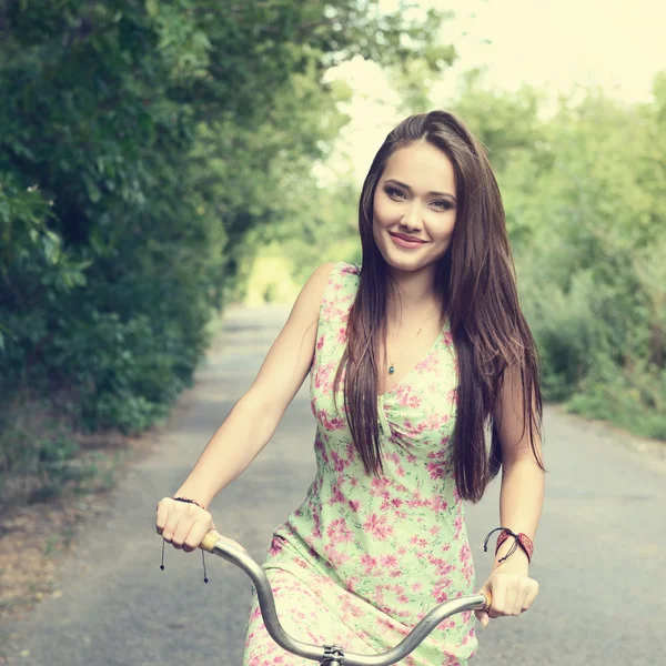 Donna con bicicletta retrò — Foto Stock